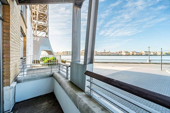 2 Bedroom Flat To Rent In Dundee Wharf, Limehouse, London, E14
