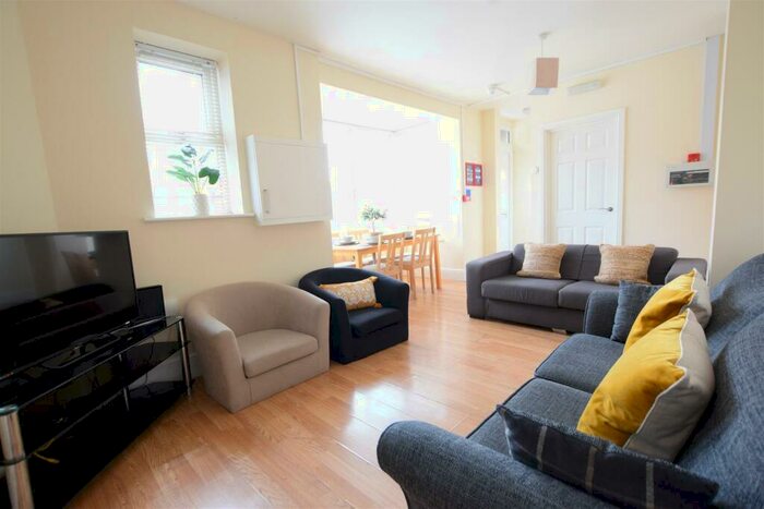 6 Bedroom End Of Terrace House To Rent In West Parade - Student House - /, LN1