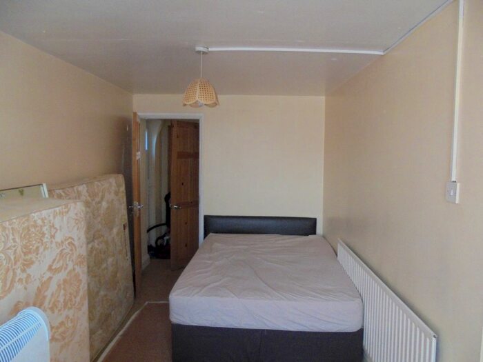 1 Bedroom Flat To Rent In Great West Road, Hounslow, TW5