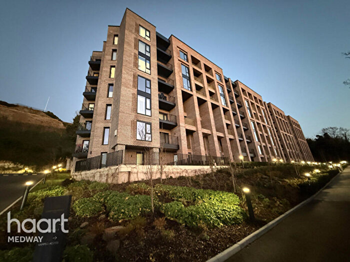 1 Bedroom Flat For Sale In Whiffens Avenue, Chatham, ME4