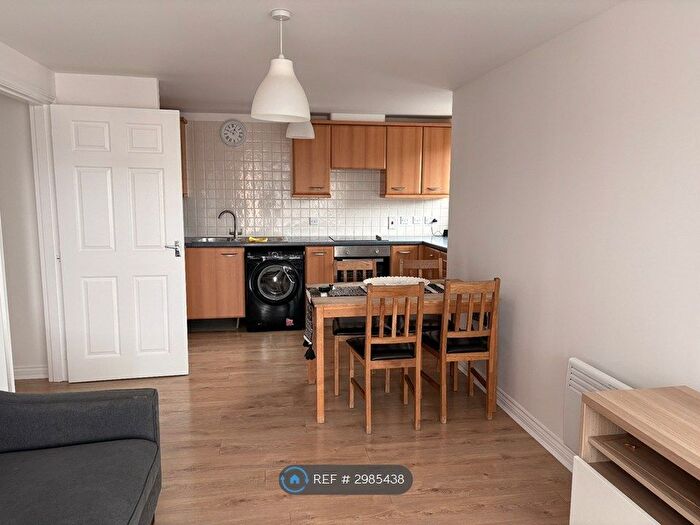 2 Bedroom Flat To Rent In Blackburn Way, Hounslow, TW4
