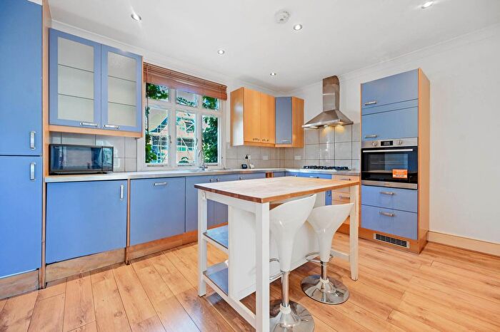 2 Bedroom Flat To Rent In St Stephens Avenue, Shepherds Bush, W12