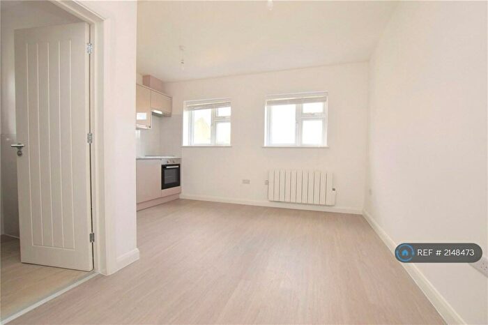 Studio To Rent In Back Lane, Romford, RM6