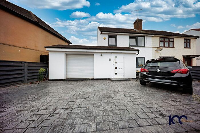 3 Bedroom Semi-Detached House For Sale In New Zealand Way, Rainham, RM13