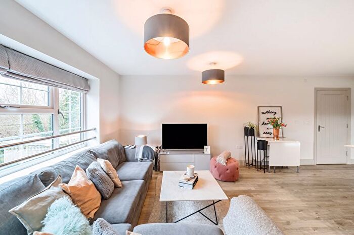1 Bedroom Flat For Sale In Portsmouth Road, Thames Ditton, KT7
