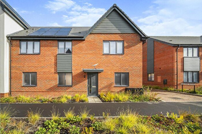 2 Bedroom Apartment To Rent In Goodwood Crescent, Crowthorne, RG45