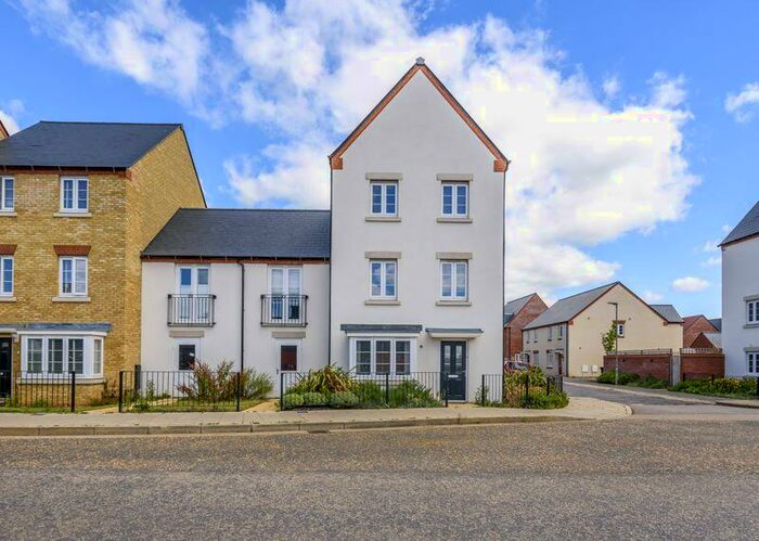 4 Bedroom Semi-Detached House To Rent In Pioneer Way, Bicester, OX26