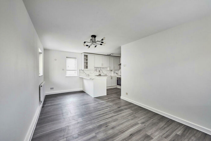 2 Bedroom Apartment To Rent In The Putterills, Harpenden, Herts, AL5