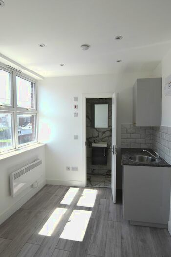 Studio To Rent In Park Avenue, Egham, TW20