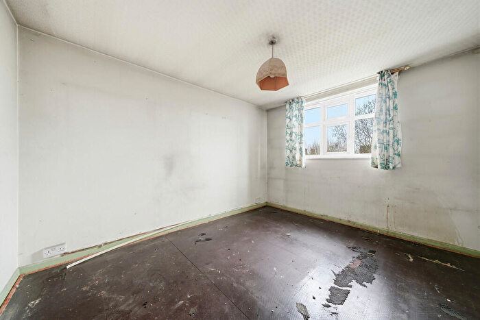 1 Bedroom Apartment For Sale In Harling Court, Burns Road, SW11