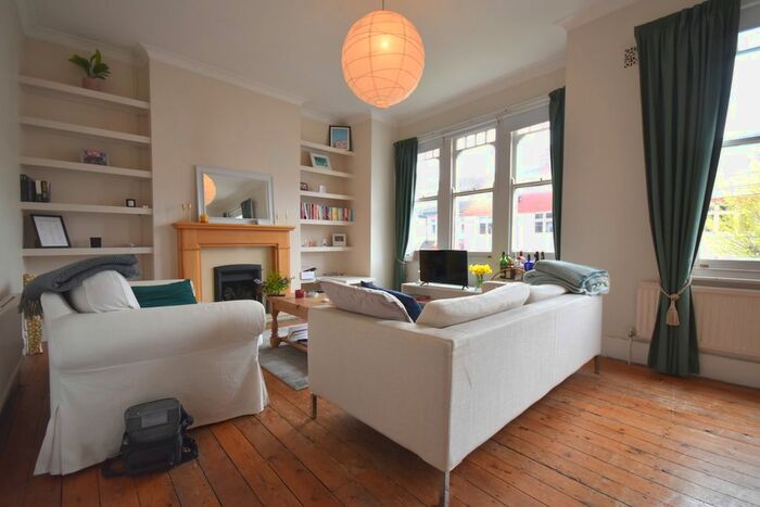 3 Bedroom Flat To Rent In Mantilla Road, London, SW17