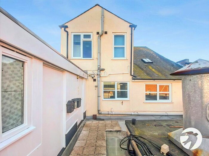 1 Bedroom Flat To Rent In High Street, Sittingbourne, Kent, ME10