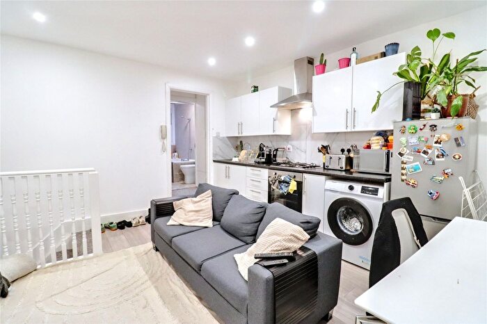 2 Bedroom Flat To Rent In Lordship Road, Stoke Newington, London, N16