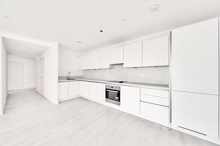 3 Bedroom Flat To Rent In Houslow, Houslow, TW3