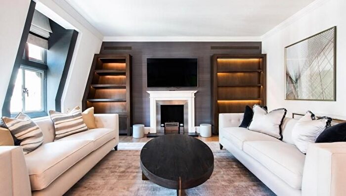 3 Bedroom Flat To Rent In Duke Street, Mayfair, London, W1K