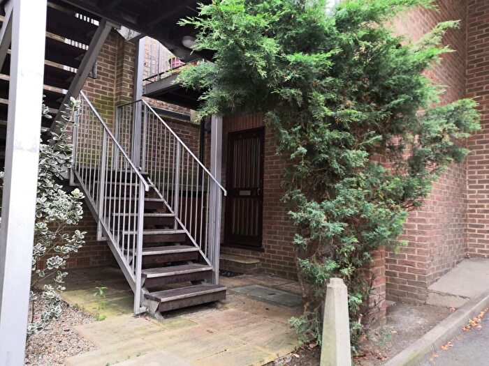 1 Bedroom Flat To Rent In Holland House, St Margarets Banks, ME1