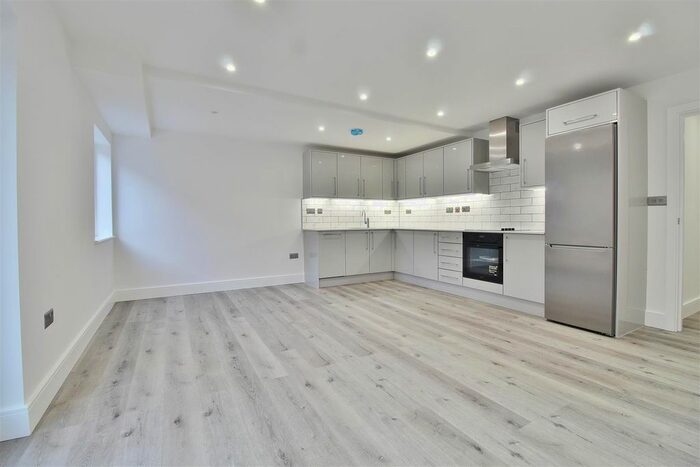 2 Bedroom Flat To Rent In Lawrence Parade, Lower Square, Isleworth, TW7