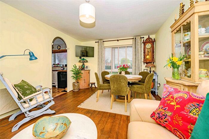 2 Bedroom Flat For Sale In The Mall, Dunstable, Bedfordshire, LU5