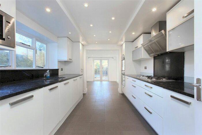 2 Bedroom Flat To Rent In North Street, Clapham, London, SW4