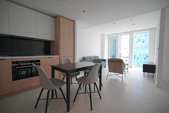 Apartment To Rent In Cendal Crescent, London, E1