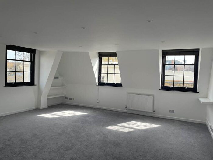3 Bedroom Flat To Rent In Ship Street, BN1