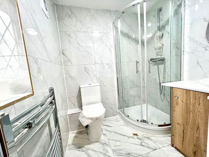 5 Bedroom End Of Terrace House To Rent In Spencer Road, Slough, SL3