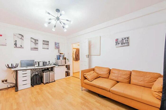 2 Bedroom Flat For Sale In Elmers End Road, Anerley, London, SE20