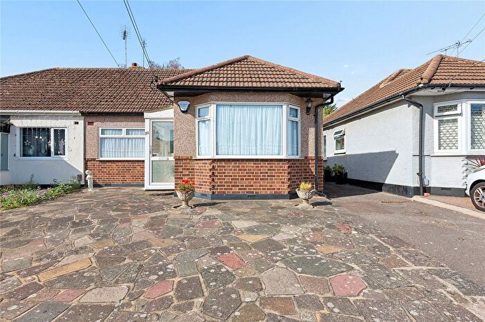 3 Bedroom Bungalow For Sale In Carruthers Close, Wickford, Essex, SS11