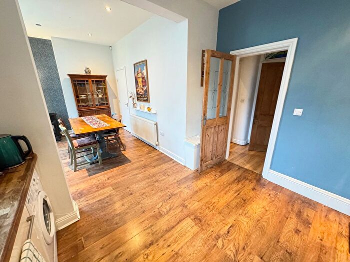 2 Bedroom Flat For Sale In Dallam Road, Shipley, West Yorkshire, BD18