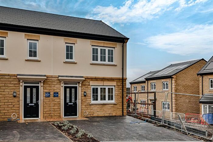 3 Bedroom Semi Detached House For Sale In Meadow View Close, Worsthorne, Burnley, BB10