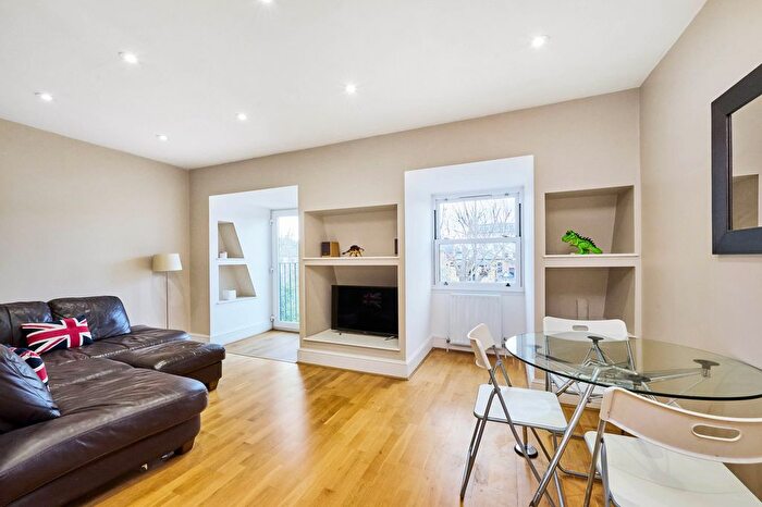 2 Bedroom Flat To Rent In St John's Hill, London, SW11