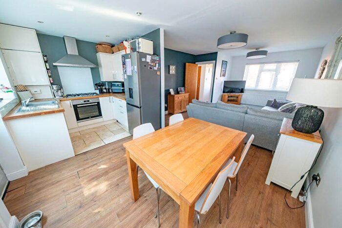 4 Bedroom Semi-Detached House For Sale In Damask Gardens, Waterlooville, PO7