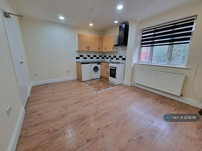 Studio To Rent In Seven Sisters Road, London, N4