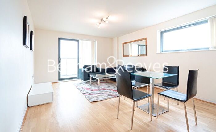 3 Bedroom Flat To Rent In Crowder Street, Tower Hill, E1