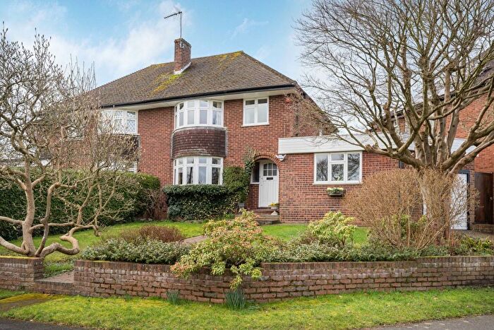 3 Bedroom Semi-Detached House For Sale In Roundwood Lane, Harpenden, AL5