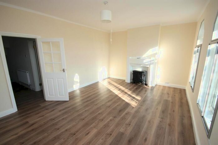 4 Bedroom Flat To Rent In Teignmouth Parade, Perivale, Middlesex, UB6