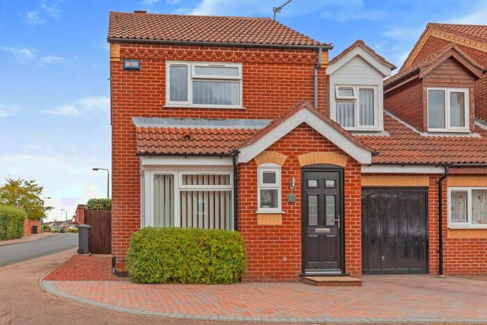 3 Bedroom Semi-Detached House For Sale In Long Barrow Drive, North Walsham, NR28