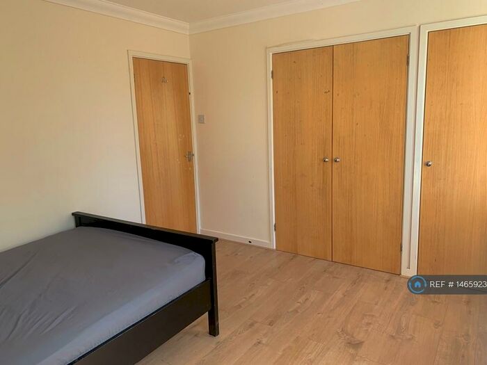 2 Bedroom Flat To Rent In Monkwood Close, Romford, RM1