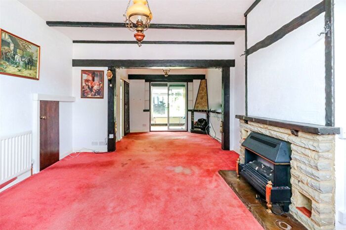 3 Bedroom Terraced House For Sale In Carnarvon Avenue, Enfield, Middlesex, EN1
