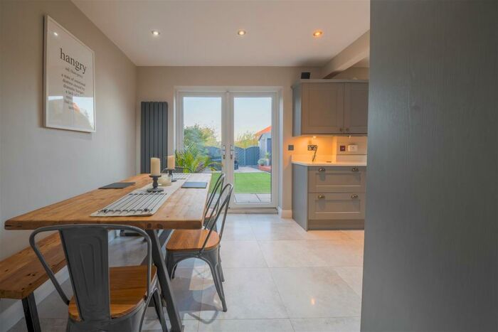 4 Bedroom Semi-Detached House To Rent In Woodhill Rise, Leeds, LS16