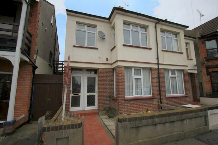 2 Bedroom Flat To Rent In Stornoway Road, Southend On Sea, SS2
