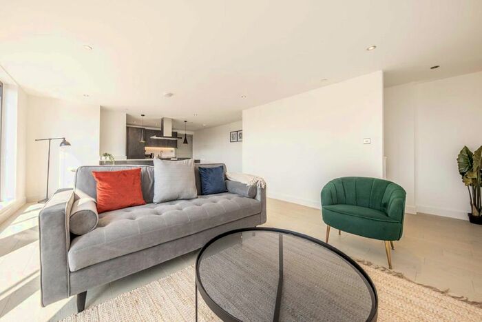 1 Bedroom Flat For Sale In High Street, Weybridge, KT13
