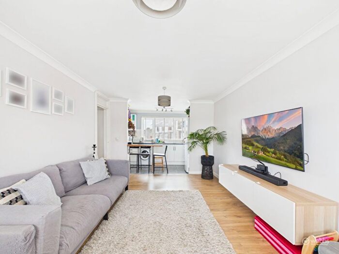 1 Bedroom Flat For Sale In Thorpe Close, New Addington, Croydon, CR0