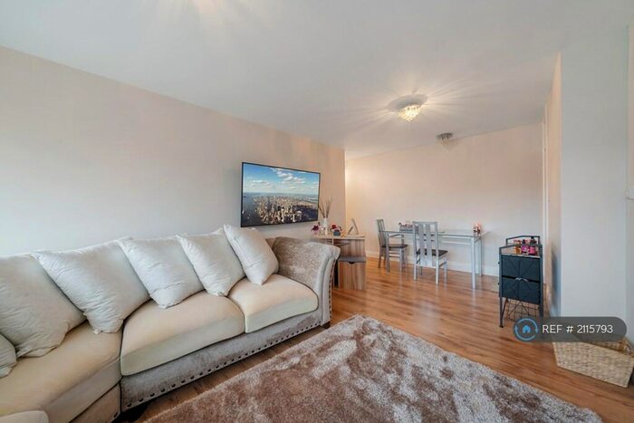 2 Bedroom Flat To Rent In Albany Court, London, N12