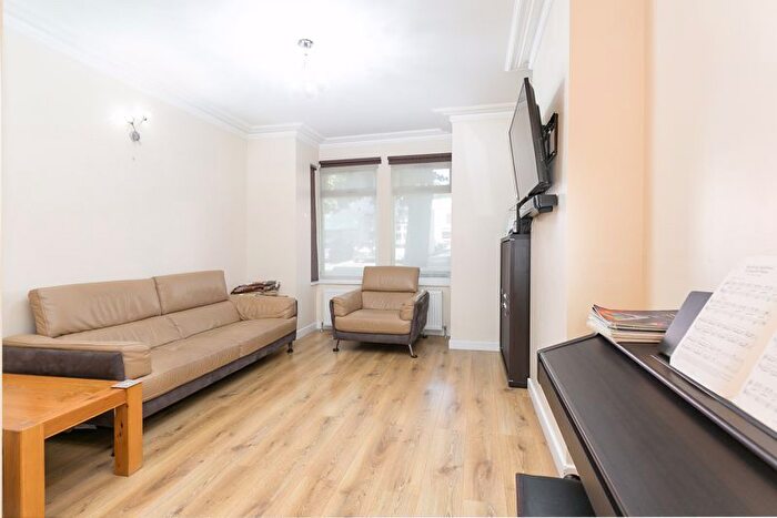 3 Bedroom Terraced House For Sale In Brighton Road, South Croydon, CR2