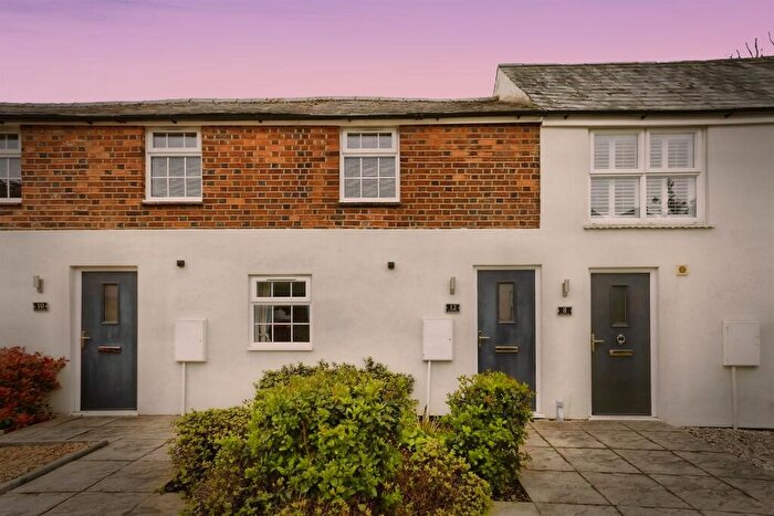 2 Bedroom Flat For Sale In Wharf Lane, Old Stratford, Milton Keynes, MK19