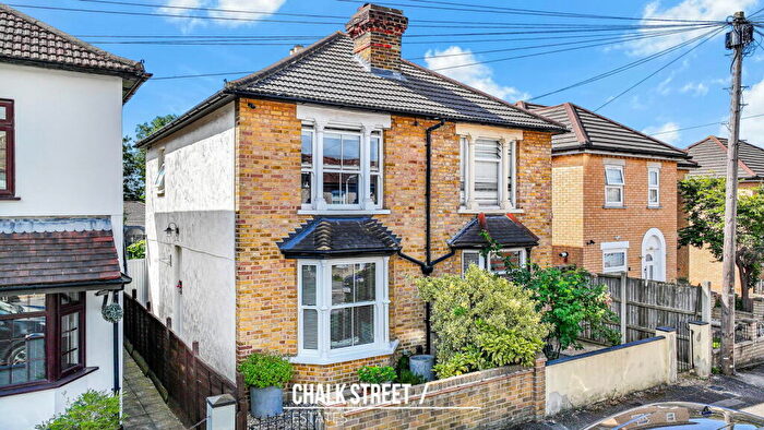 3 Bedroom Semi Detached House For Sale In Shaftesbury Road, Romford, RM1