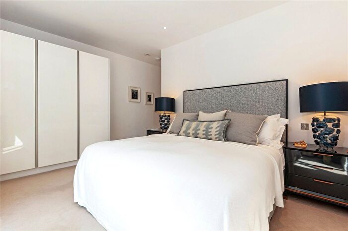 3 Bedroom Flat To Rent In Pinewood Gardens, Teddington, TW11