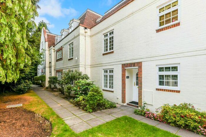 2 Bedroom Flat To Rent In Ivy Drive, Lightwater, GU18