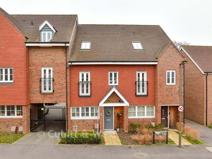 4 Bedroom Town House For Sale In Dover Road, Tadworth, Surrey, KT20